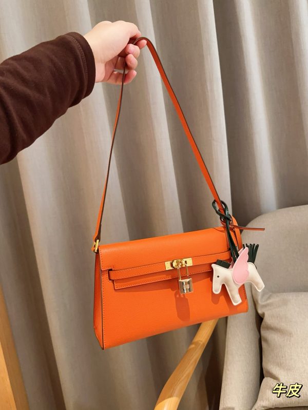 Her Kelly elan hobo bag size: 25*15*7 cm