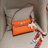 Her Kelly elan hobo bag size: 25*15*7 cm