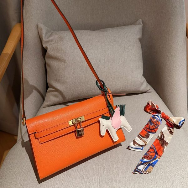Her Kelly elan hobo bag size: 25*15*7 cm