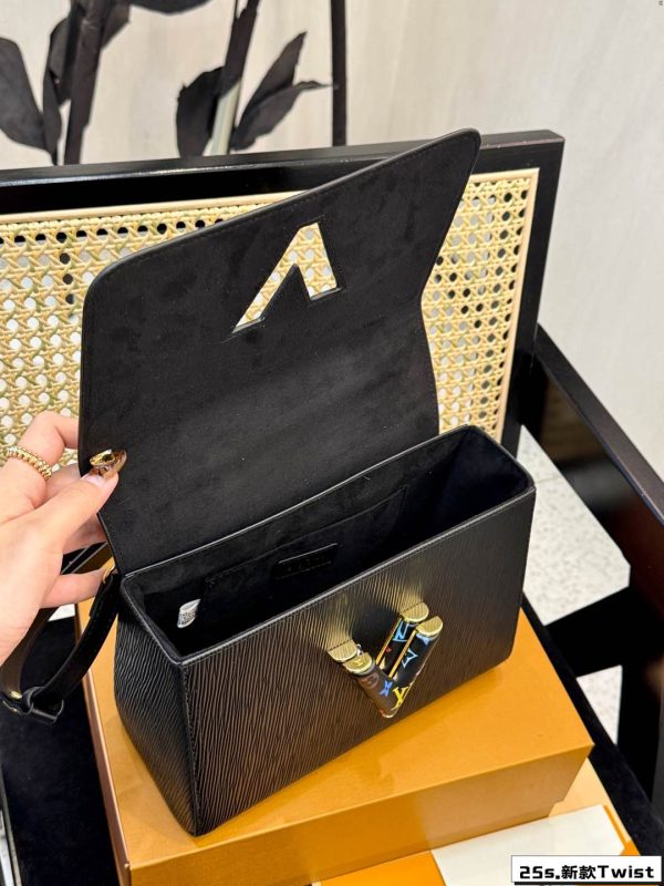Louis 2025 new arrival twist bag size: 23*16cm