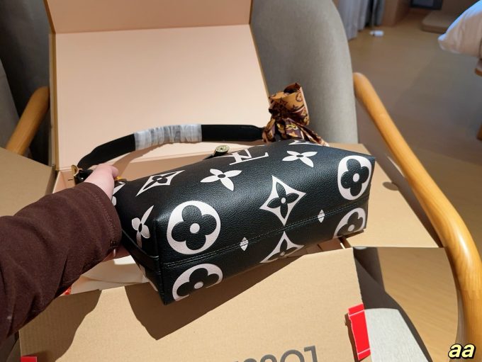 Louis new arrival hobo lock bag size:28*18*10 cm - Image 10