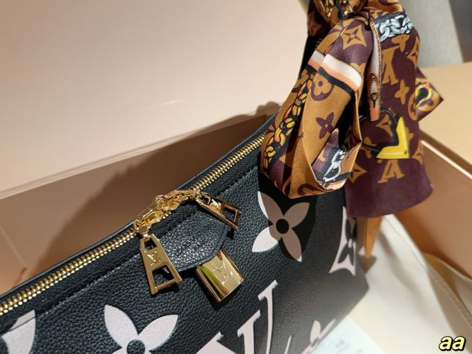 Louis new arrival hobo lock bag size:28*18*10 cm - Image 4