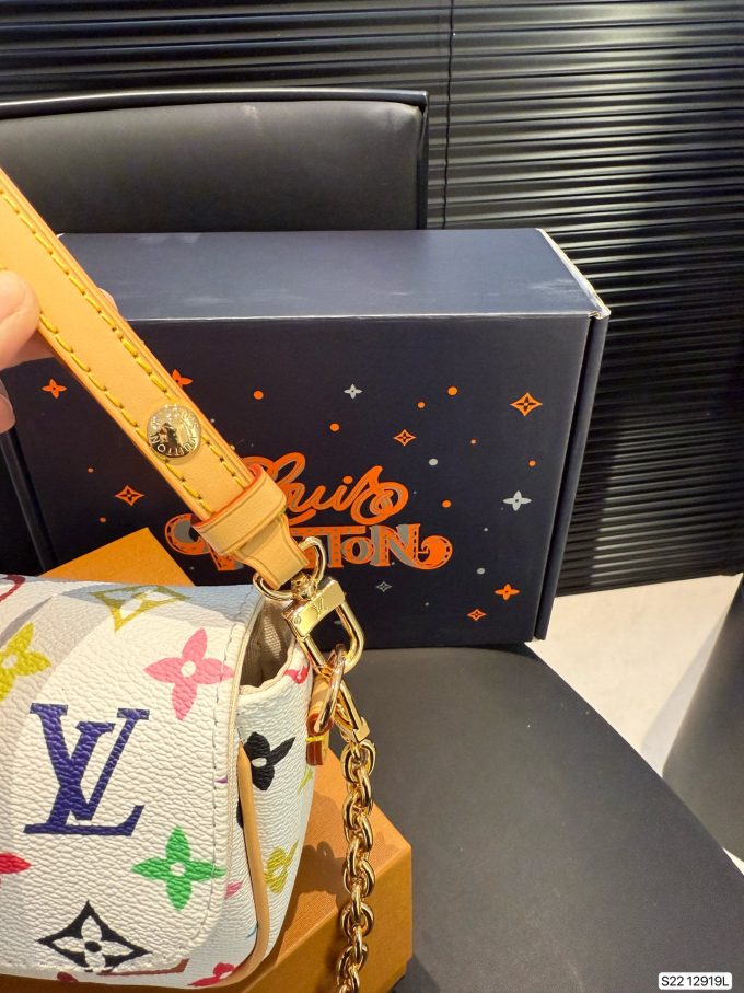 Louis new arrival hobo bag size:22 * 12 cm - Image 5