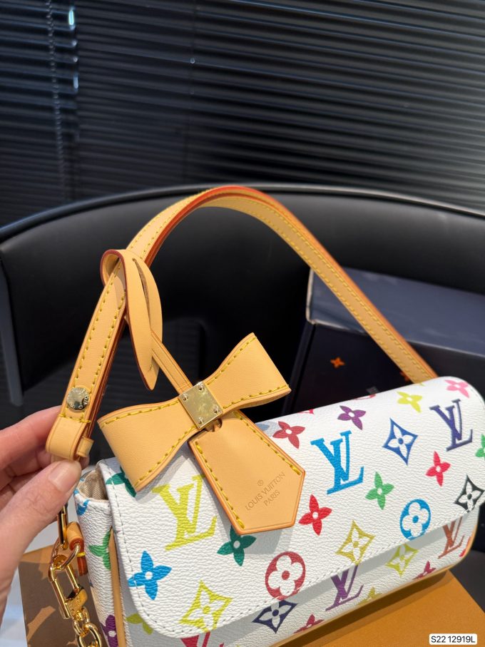 Louis new arrival hobo bag size:22 * 12 cm - Image 9