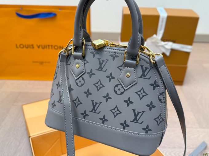 Louis new arrival bb bag size:25 * 18 cm - Image 4