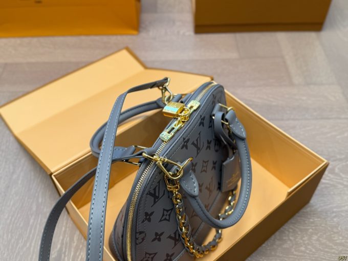 Louis new arrival bb bag size:25 * 18 cm - Image 6