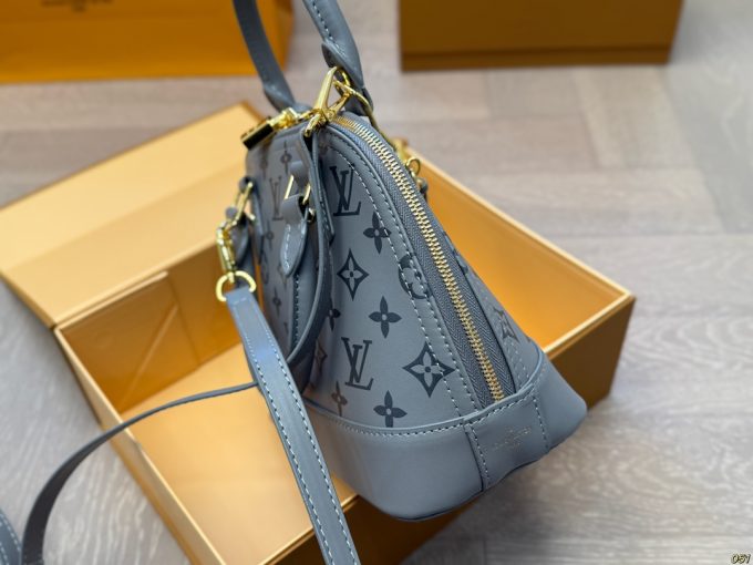 Louis new arrival bb bag size:25 * 18 cm - Image 9