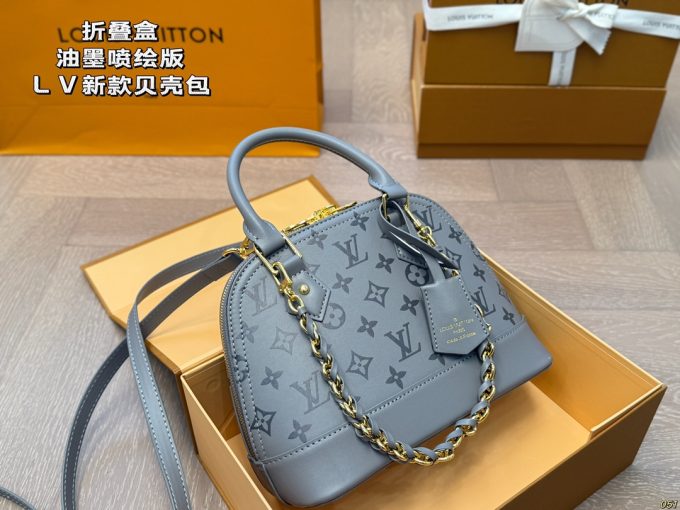 Louis new arrival bb bag size:25 * 18 cm - Image 2