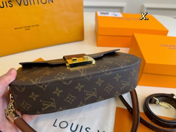 Louis new arrival hobo bag size: 26*13 cm