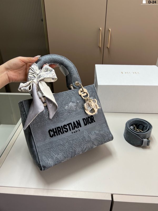 D new arrival lady bag size: 24*20 cm