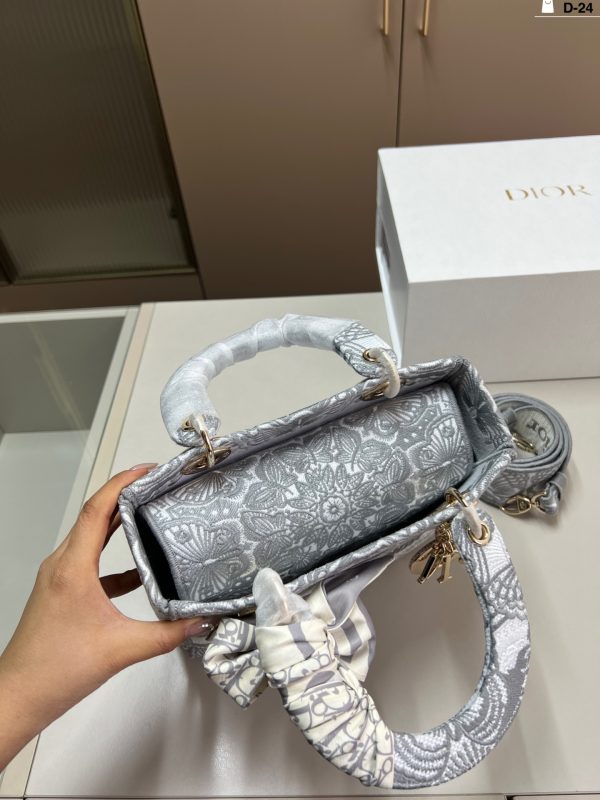 D new arrival lady bag size: 24*20 cm