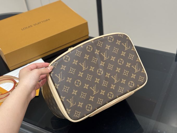 Louis new arrival make up bag size:30.21cm - Image 7