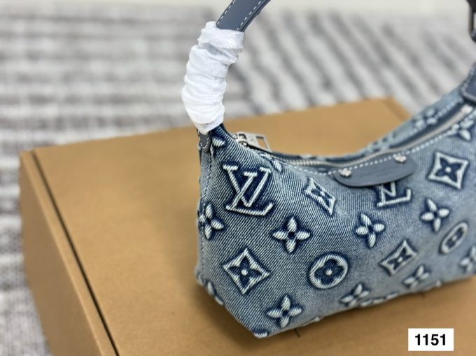 Louis new arrival denim hobo bag size:20 * 12 cm - Image 5