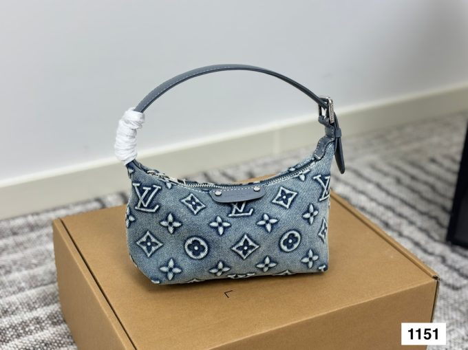 Louis new arrival denim hobo bag size:20 * 12 cm - Image 4
