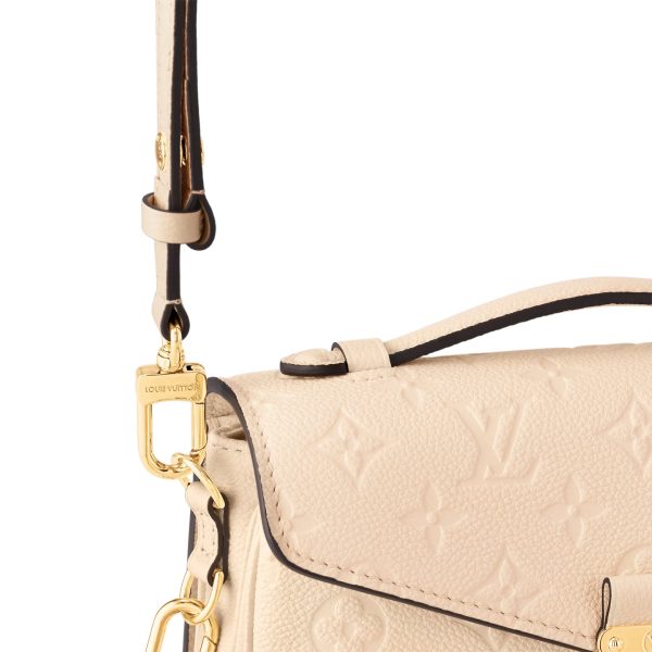 L M22942 Pochette Metis East West