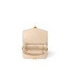 L M22942 Pochette Metis East West