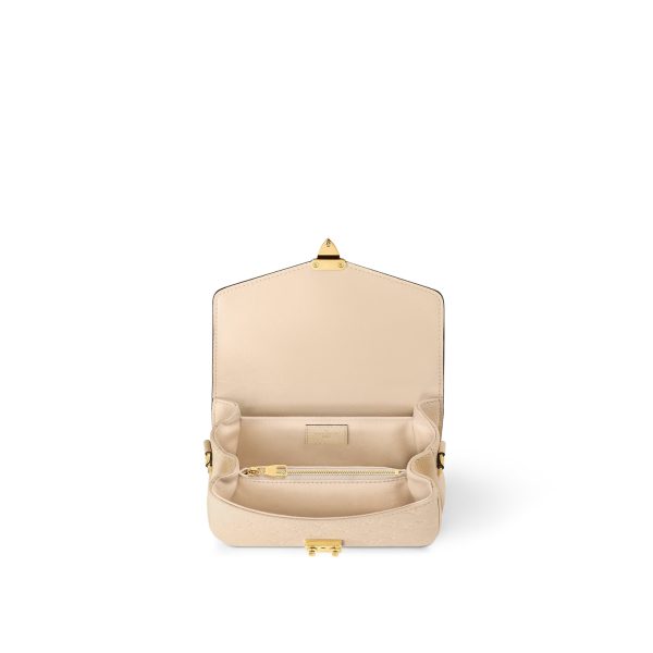 L M22942 Pochette Metis East West