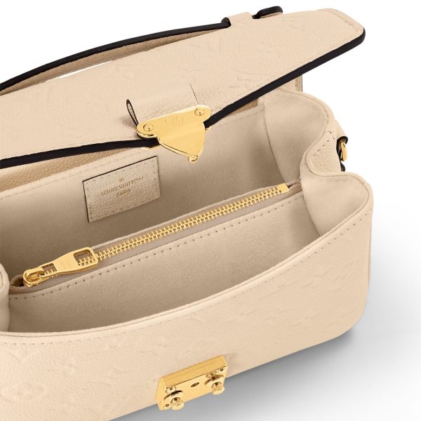 L M22942 Pochette Metis East West