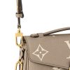 L M23081 Pochette Metis East West