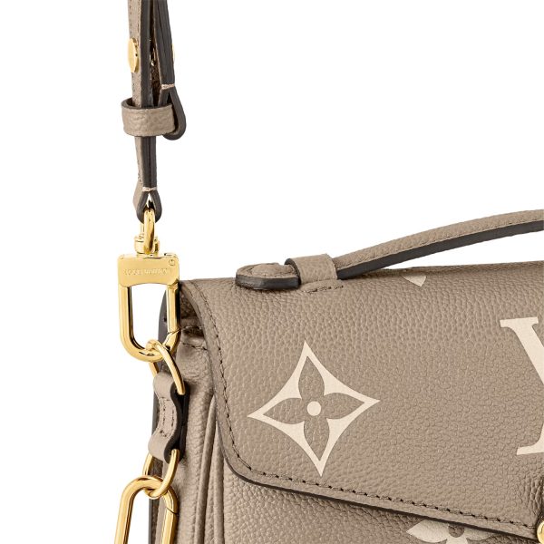 L M23081 Pochette Metis East West