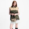 L M23081 Pochette Metis East West
