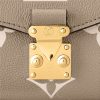 L M23081 Pochette Metis East West
