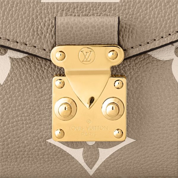 L M23081 Pochette Metis East West