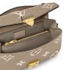 L M23081 Pochette Metis East West