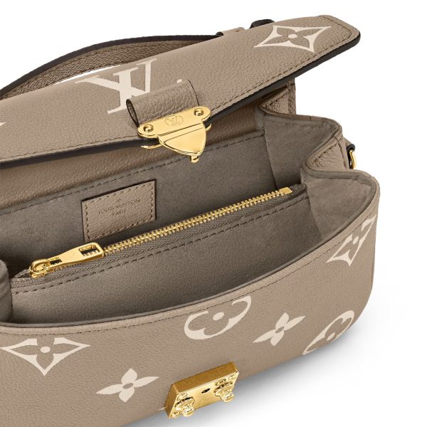 L M23081 Pochette Metis East West