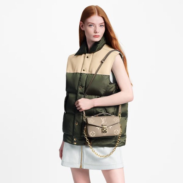 L M23081 Pochette Metis East West