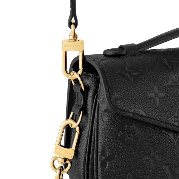 L M46595 Pochette Metis East West