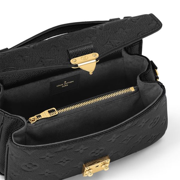 L M46595 Pochette Metis East West
