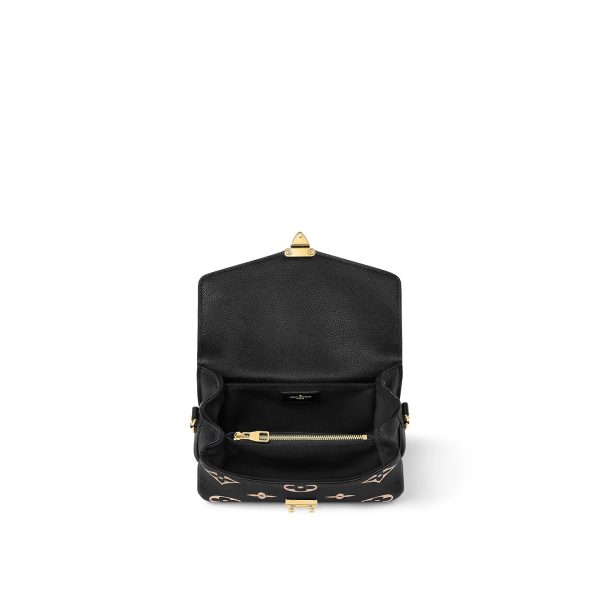 L M46596 Pochette Metis East West