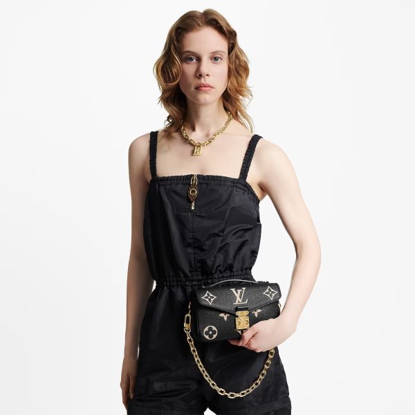 L M46596 Pochette Metis East West