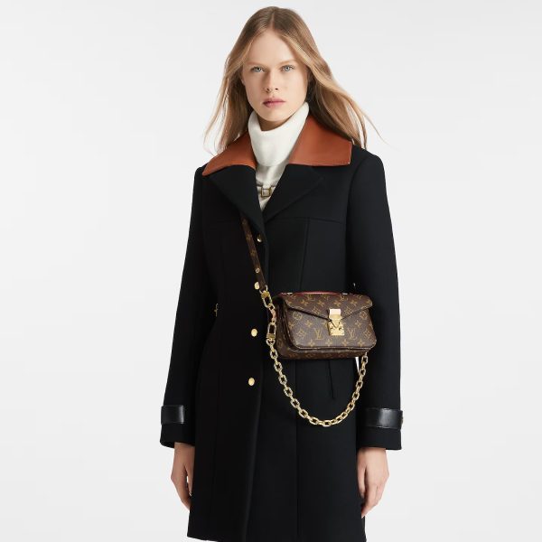 L M46279 Pochette Metis East West
